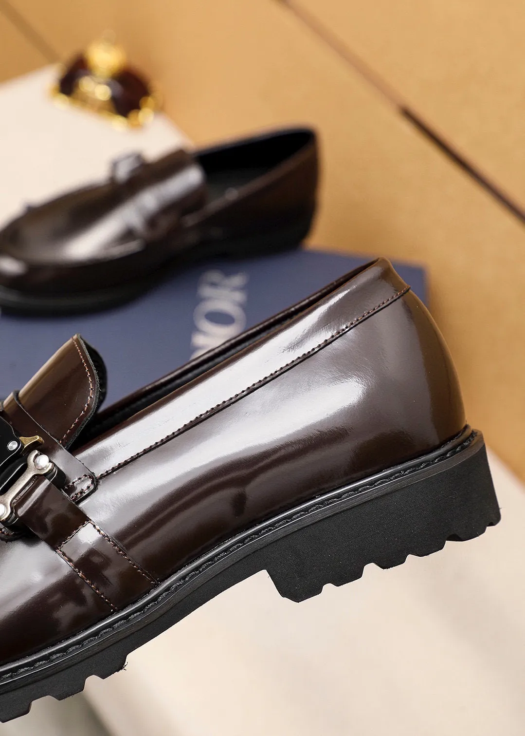 Men's shoes 💰460 💐 Product trademark: Dior "Dior" casual leather shoes Regular size: 39-44 (38.45🉑️customized) Product materials: Selected Italian imported first-layer open-edge beaded cowhide upper + classic hardware buckle, imported water-dyed cowhide lining. Strong three-dimensional visual effect, foam outsole Color: 2⃣️colors available